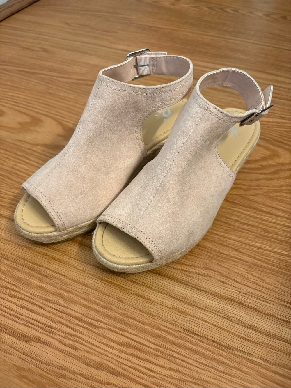Open-Toe Suede Wedge Sandals in Light Pink